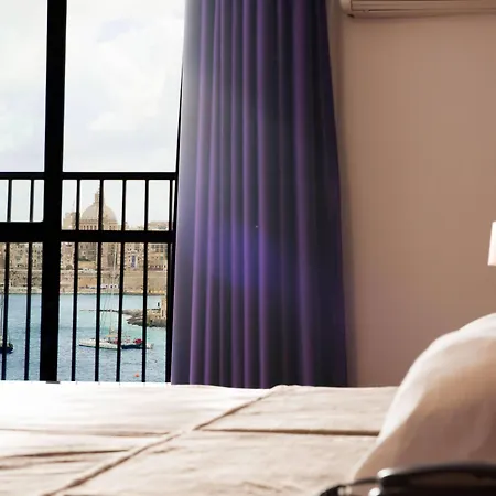 Hotel By St 3*